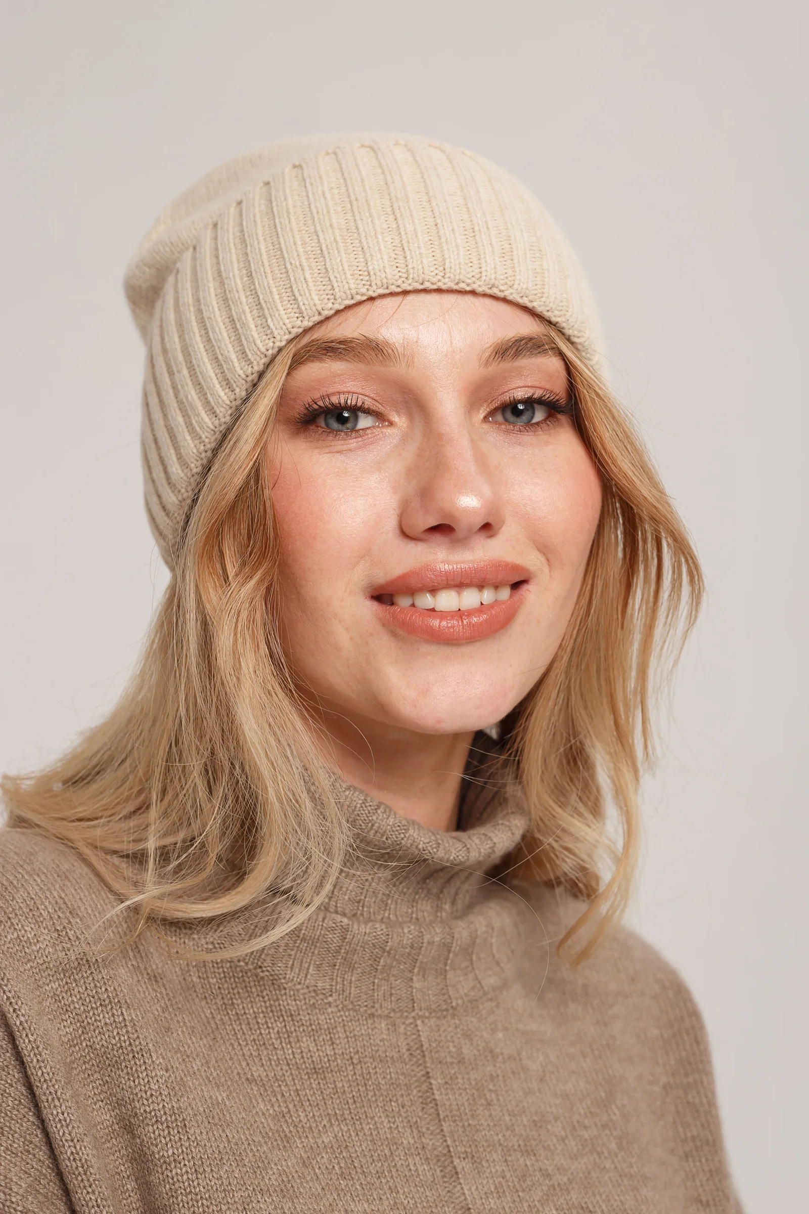 Шапка на широкой резинке из кашемира и шерсти TOD Оймс
